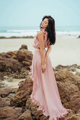 Robe à volants en organza de soie avec col licou et silhouette aérienne pour une tenue d'été élégante